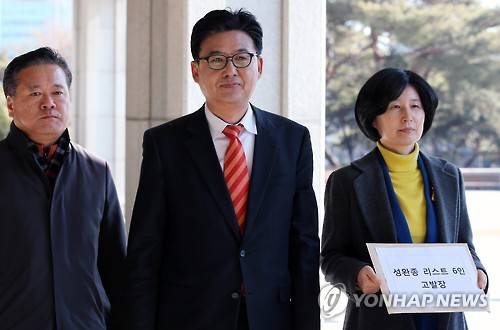 더민주, '成 리스트 6인' 고발     (서울=연합뉴스) 전수영 기자 = 더불어민주당 박성수(가운데) 법률위원장과 백혜련(오른쪽) 변호사 등이 지난 2월 2일  '성완종 리스트' 사건에서 무혐의 내지 '공소권 없음' 처분을 받은 여권 정치인 6명을 고발하기위해 서울중앙지검 민원실로 향하고 있다. 고발 대상자는 김기춘·허태열 전 청와대 비서실장과 이병기 현 비서실장, 홍문종 새누리당 의원, 유정복 인천시장, 서병수 부산시장 등이다.      swimer@yna.co.kr <<연합뉴스 자료사진>>