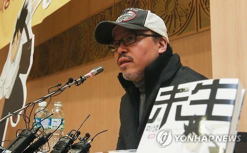 (서울=연합뉴스) 류효림 기자 = 윤태호 작가가 2일 오후 서울 종로구 세종로 세종문화회관 예인홀에서 열린 '미생10 출간 기념 기자간담회'에서 질문에 답하고 있다. 2016.2.2      ryousanta@yna.co.kr