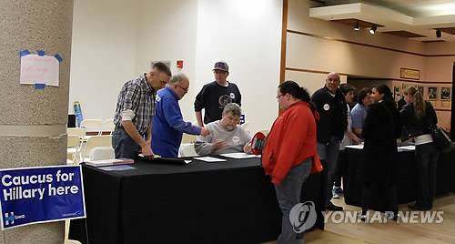 美아이오와 코커스 민주당 투표소 모습     (디모인<美 아이오와주>=연합뉴스) 심인성 특파원 = 미국 대선 경선 첫 관문인 아이오와 주(州) 코커스(당원대회)가 열린 디모인 시내의 한 투표장 모습. 왼쪽은 힐러리 클린턴 전 국무장관 지지 라인, 오른쪽은 버니 샌더스(버몬트) 상원의원 지지라인이다.