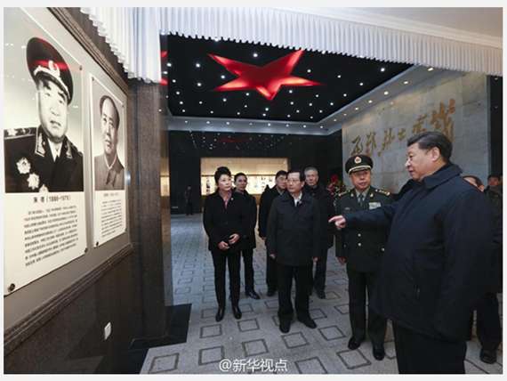 2일 장시성 징강산의 팔각루 혁명유적지를 방문한 시진핑 주석이 마오쩌둥·주덕 사진 앞에서 관계자들에게 지시하고 있다.