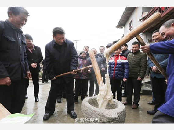 시진핑 주석이 2일 직접 떡방아를 들고 설맞이 음식인 찹쌀떡을 만들고 있다.