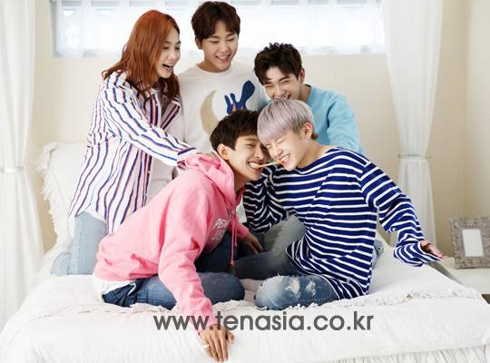 보컬팀 도겸, 정한, 승관, 조슈아, 우지(왼쪽 아래부터 시계방향)