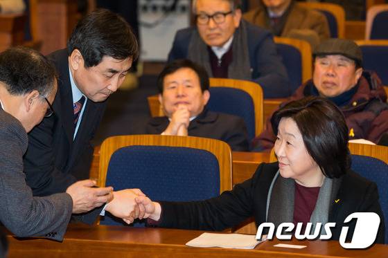 이종걸 더불어민주당 원내대표가 4일 서울 여의도 국회 헌정기념관에서 열린 다시민주주의포럼 출범식에서 심상정 정의당 대표와 인사하고 있다. 2016.2.4/뉴스1 © News1 유승관 기자