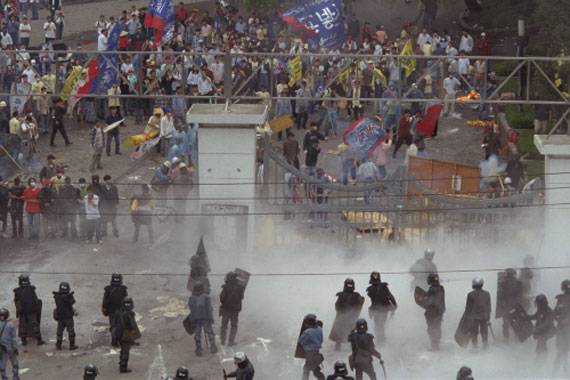 1992년 5월 31일 한양대에서 전국 183개 대학의 학생 5만여 명이 참석한 가운데 전대협 6기 출범식이 열렸다. 출범식 직후 대학생들이 가두행진을 하려다 이를 저지하는 경찰에 맞서 쇠파이프를 휘두르고 있다. [중앙포토]