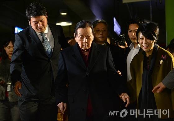 신격호 롯데그룹 총괄회장이 3일 오후 서울 양재동 서울가정법원에서 열린 본인의 정신 건강 상태를 논하는 성년후견인 개시 심판 청구 첫 심리에 걸어서 출석하고 있다. 2016.2.3/뉴스1  <저작권자 &copy; 뉴스1코리아, 무단전재 및 재배포 금지>
