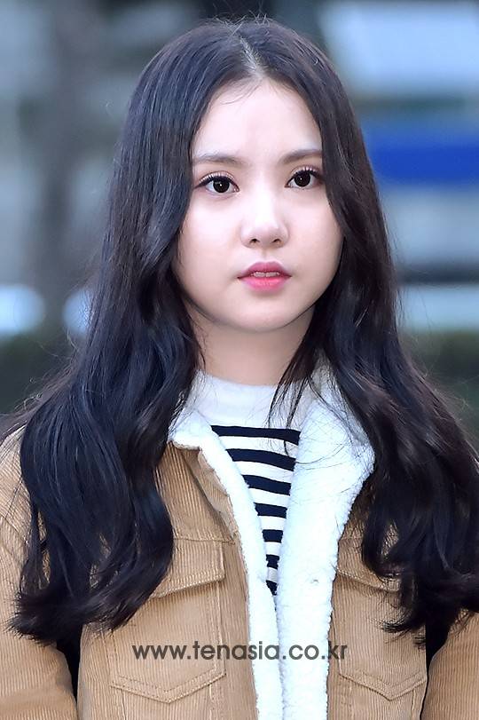 걸그룹 여자친구(소원, 예린, 은하, 유주, 신비, 엄지) 멤버 은하가 5일 오전 서울 여의도동 KBS신관에서 열린 ‘뮤직뱅크’ 리허설에 참석하고 있다.