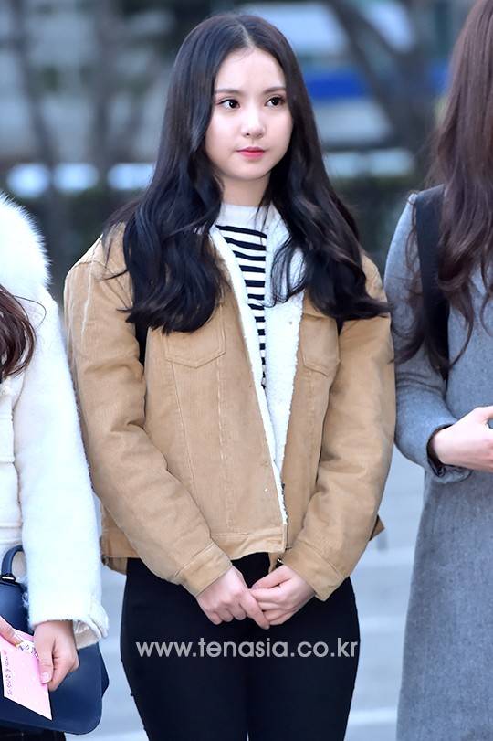 걸그룹 여자친구 멤버 은하가 포토타임을 갖고 있다.