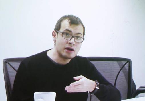 데미스 하사비스 구글 딥마인드 최고경영자(CEO)가 지난달 28일 서울에서 열린 기자간담회에서 행아웃 화상 연결을 통해 자사가 개발한 알파고에 대해 설명하고 있다. / 구글 제공