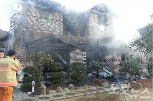 5일 오전 6시 30분쯤 여수시 율촌면 한 단독주택에서 불이 나 소방당국이 진화 중에 있다. (사진=여수경찰서 제공)