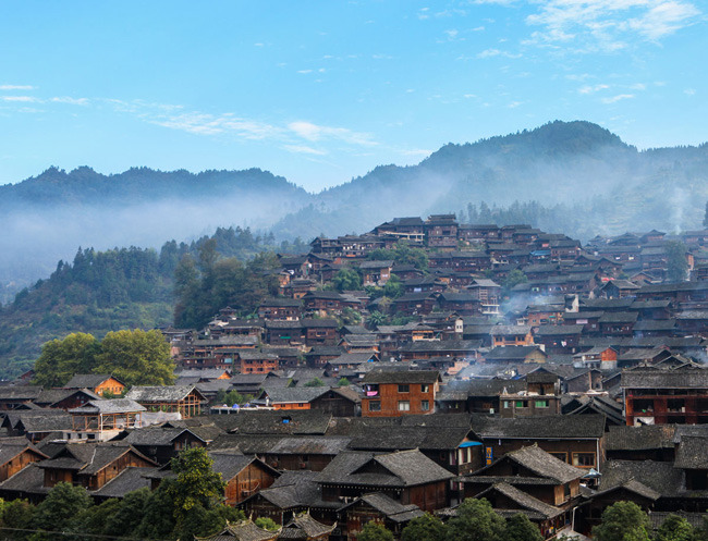 산을 개간해 자리 잡은 시장 천호 먀오족 마을. 구이저우에서 가장 큰 먀오족 마을로, 오늘날 구이저우의 대표적인 관광지가 됐다.