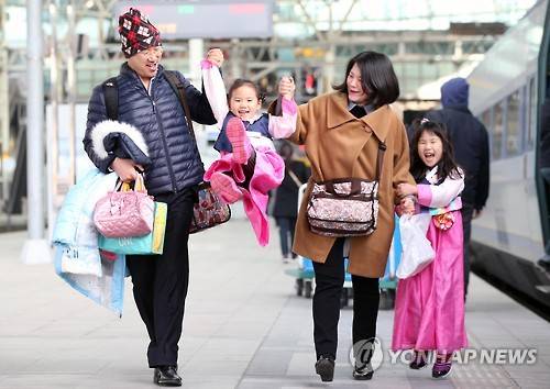 "고향 다녀오겠습니다"     (서울=연합뉴스) 김현태 기자 = 설 연휴 시작을 하루 앞둔 5일 오전 서울역에서 한 가족이 한복을 차려입고 귀성길에 오르고 있다.