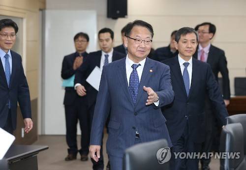 마감장 들어서는 유일호 경제부총리     (세종=연합뉴스) 안정원 기자 = 유일호(맨앞) 경제부총리 겸 기획재정부장관과 유진희(오른쪽) 감사원 감사위원이 5일 정부세종청사 기재부 대회의실에서 열린 2015 회계연도 세입세출 마감 행사에 입장하고 있다.