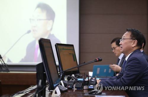 인사말하는 유일호 경제부총리     (세종=연합뉴스) 안정원 기자 = 유일호 경제부총리 겸 기획재정부장관이  5일 정부세종청사 기재부 대회의실에서 열린 2015 회계연도 세입세출 마감 행사에서 인사말을 하고 있다.