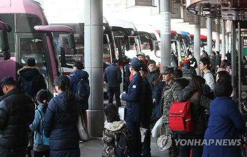 고향 출발     (서울=연합뉴스) 류효림 기자 = 설 연휴를 앞둔 5일 서울 서초구 반포동 서울고속버스터미널을 찾은 귀성객들이 버스에 승차하고 있다.