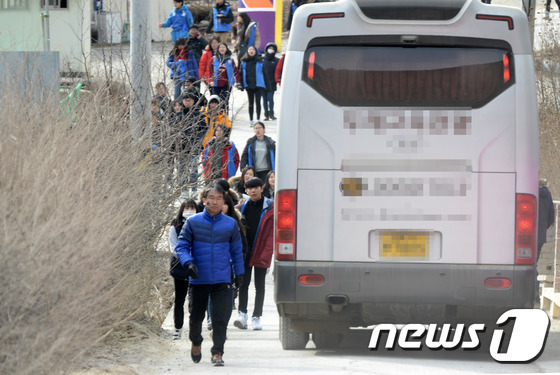 6일 강원 정선 중봉 알파인경기장 입구에서 관람객들이 안전시설 없이 교통사고 위험에 방치돼 있다.  2016.2.6./뉴스1 © News1 하중천 기자