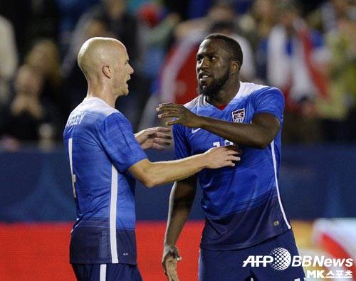 조지 알티도어(오른쪽)가 결승골을 넣은 뒤 마이클 브래들리(왼쪽)과 기쁨을 나누고 있다. 사진(美 카슨)=ⓒAFPBBNews = News1