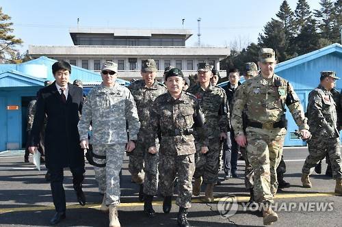 한미 군수뇌부, JSA 동반방문 (서울=연합뉴스) 이순진 합참의장과 커티스 스캐퍼로티 한미연합사령관이 6일 판문점 공동경비구역(JSA)을 방문해 북한의 장거리 로켓(미사일) 발사 위협에 대응한 강력한 한미 연합방위태세를 점검하고 있다. << 합참 제공 >>