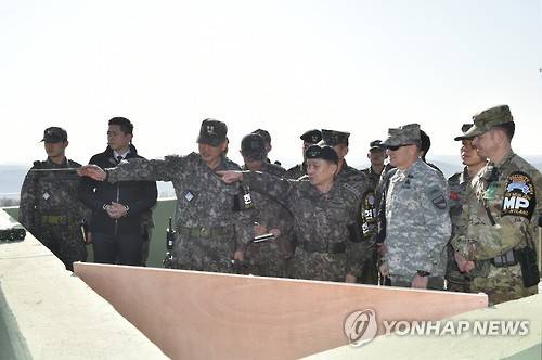 한미 군수뇌부, JSA 동반방문     (서울=연합뉴스) 이순진 합참의장과 커티스 스캐퍼로티 한미연합사령관이 6일 판문점 공동경비구역(JSA)을 방문해 북한의 장거리 로켓(미사일) 발사 위협에 대응한 강력한 한미 연합방위태세를 점검하고 있다.   << 합참 제공 >>