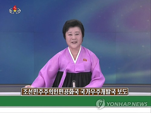 북한, "광명성 4호 궤도 진입 완전 성공" 보도     (서울=연합뉴스) 북한 조선중앙TV가 7일 오후 12시 30분(평양시간 정오) 특별 중대보도를 통해 광명성 4호가 궤도에 성공적으로 진입했다고 발표했다. 북한의 간판 아나운서인 리춘히가 발사 성공과 관련한 국가우주개발국 보도를 발표하고 있다. 2016.2.7     nkphoto@yna.co.kr