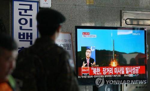 (춘천=연합뉴스) 이재현 기자 = 북한이 지난달 제4차 핵실험에 이어 한 달여만인 7일 장거리 로켓(미사일)을 발사한 가운데 강원 춘천시 버스터미널에서 군 장병이 뉴스특보를 관심 있게 지켜보고 있다. 2016.2.7 jlee@yna.co.kr (끝)