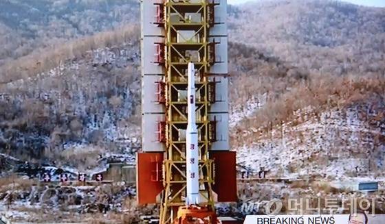 북한이 7일 장거리 미사일을 발사했다. 북한이 이날 발사한 장거리 미사일 광명성 4호가 평안북도 철산군 동창리 미사일 발사대 거치대에 거치되어 있는 모습을 공개했다. (YTN 화면) 2016.2.7/뉴스1  <저작권자 &copy; 뉴스1코리아, 무단전재 및 재배포 금지>