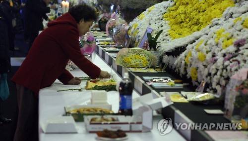 명절 음식 차리는 유가족     (안산=연합뉴스) 강영훈 기자 = 세월호 참사 이후 맞이한 두 번째 설인 8일, 경기도 안산시 화랑유원지 내 합동분향소를 찾은 한 유가족이 집에서 준비해 온 명절 음식을 차리고 있다. 2016.2.8     kyh@yna.co.kr