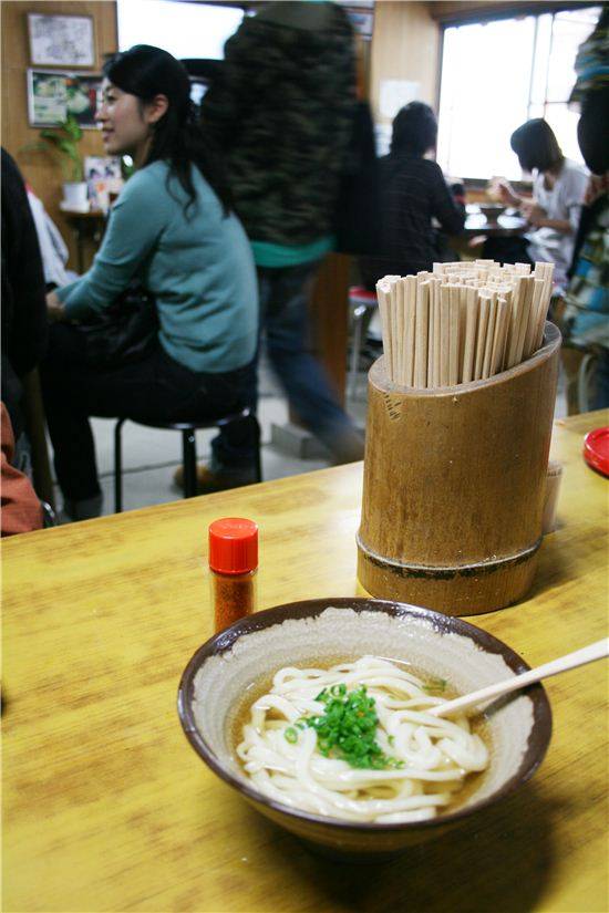 사누키우동의 생명은 쫄깃한 면발에 있다. 우리 돈 2~3천원이면 우동 한 그릇을 먹을 수 있다.