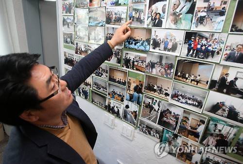 소외된 이웃에 사랑 전하는 사람들     (춘천=연합뉴스) 박영서 기자 = 강원 춘천 바나나사랑봉사회 회장 나모세(55) 씨가 지난 7일 오후 춘천시 요선동의 사무실에서 그동안의 활동을 소개하고 있다. 봉사회 회원 230명은 복지 사각지대에 놓인 사회적 약자와 보호대상자들을 찾아 경제적 지원과 자립을 돕는 등 4년째 묵묵히 어려운 지역민에게 이웃사랑을 실천하고 있다. 2016.2.9     conanys@yna.co.kr