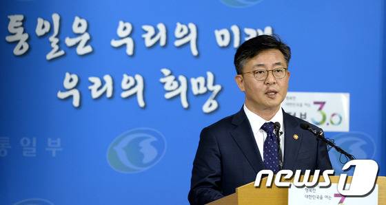 홍용표 통일부 장관이 10일 오후 서울 세종로 정부서울청사에서 개성공단 조업 중단을 발표하고 있다. 정부는 북한의 장거리 미사일(로켓) 발사 등 연이은 군사도발과 관련 대북압박 조치로 개성공단 조업을 10일부터 전면 중단하며 공 단에 체류중인 우리 국민의 안전한 귀환을 위해 통일부에 개성공단 상황대책본부를 개설한다고 밝혔다. 2016.2.10/뉴스1 © News1 안은나 기자