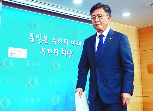 홍용표 통일부 장관이 10일 정부서울청사에서 ‘개성공단 전면 중단 관련 정부 성명’을 발표한 뒤 심각한 표정으로 발표 장소를 나서고 있다.  윤성호 기자