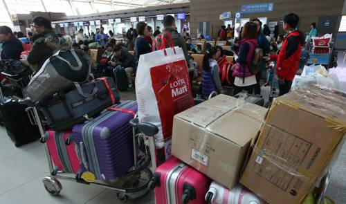 한반도 고고도미사일방어체계(THAAD·사드) 배치 논의가 급진전함에 따라 한중관계가 냉각될 조짐이다. 춘제 기간 중 한국을 방문한 중국 관광객들이 10일 인천국제공항 터미널에서 박스 채 포장한 짐꾸러미를 카트에 싣고 귀국 준비를 하고 있다.  /=연합뉴스