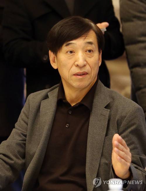 회의 주재하는 이주열 한은총재     (서울=연합뉴스) 최재구 기자 = 이주열 한국은행 총재가 10일 서울 한국은행에서 열린 금융ㆍ경제 상황 점검회의에서 모두발언을 하고 있다. 2016.2.10      jjaeck9@yna.co.kr