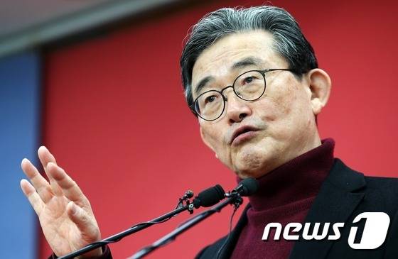 새누리당 이한구 공천관리위원장이 11일 서울 여의도 당사에서 열린 공천관리위원회 3차 전체회의를 마치 회의 결과를 브리핑하고 있다. 2016.2.11/뉴스1 © News1 오대일 기자