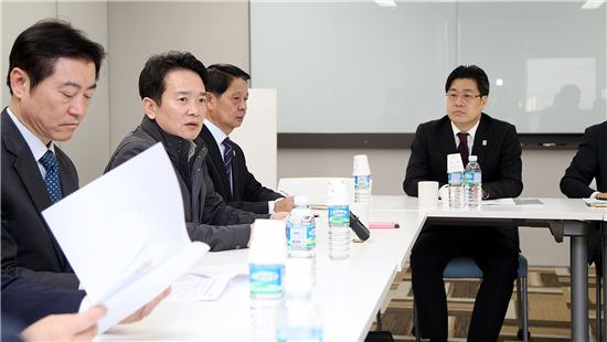 남경필 경기지사가 11일 서울 군인공제회관에서 열린 긴급 대책회의에서 개성공단 중단에 따른 피해기업 지원책 등을 논의하고 있다.