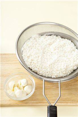 1. 찹쌀은 씻어 4시간 정도 불려 물기를 빼고 밤은 껍질을 벗기고 먹기 좋은 크기로 썬다. (Tip 물기를 잘 빼지 않으면 약식이 질어진다. 물기가 있는 상태로 찔 때는 약식의 물 양을 줄인다.)