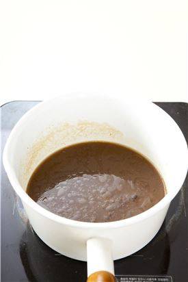 3. 냄비에 약식물 재료를 넣고 흑설탕이 녹을 만큼만 살짝 끓인다.