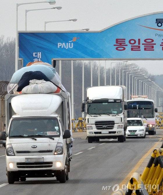 11일 오후 개성공단 입주기업 차량이 개성공단에서 싣고온 물건들을 싣고 통일대교를 나서고 있다. 2016.2.11/뉴스1   <저작권자 © 뉴스1코리아, 무단전재 및 재배포 금지>
