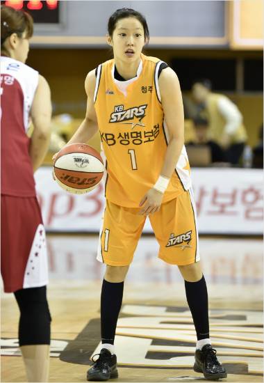 '웃어야 산다' 국민은행 홍아란이 11일 KDB생명과 홈 경기에서 모처럼 활기찬 표정으로 패스할 곳을 찾고 있다.(청주=WKBL)