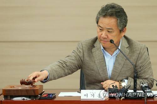 대한체육회 통합추진위원회 회의     (서울=연합뉴스) 진연수 기자 = 11일 오후 서울 송파구 서울 올림픽파크텔에서 열린 제12차 대한체육회(KOC) 통합추진위원회 회의에서 이기흥 통합추진위원회 위원장이 의사봉을 두드리고 있다. 2016.2.11     jin90@yna.co.kr