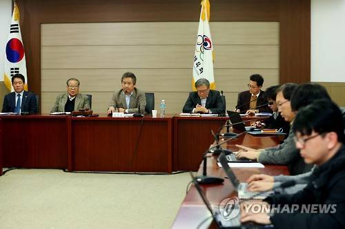 대한체육회 통합추진위원회 회의     (서울=연합뉴스) 진연수 기자 = 11일 오후 서울 송파구 서울 올림픽파크텔에서 열린 제12차 대한체육회(KOC) 통합추진위원회 회의에서 이기흥 통합추진위원회 위원장이 회의 결과를 발표하고 있다. 2016.2.11     jin90@yna.co.kr