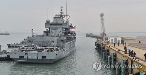 11일 북한의 장거리 미사일 추진체 잔해를 인양한 통영함이 평택항으로 입항하는 모습