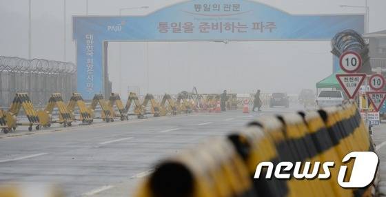 12일 오전 경기 파주 통일대교 남단에서 군 장병들이 바리케이드를 옮기고 있다.  © News1 민경석 기자