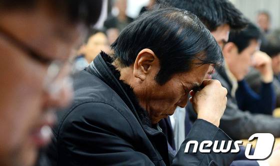 12일 오전 서울 여의도 중소기업중앙회에서 열린 개성공단 전면중단 협회 비상총회에서 개성공단 입주기업 관계자들이 생각에 잠겨 있다. 이날 정부는 남북협력기금에서 대출을 받은 입주기업들에게는 기존 대출원리금 상환을 유예하고 남북경협보험에 가입한 기업에 대해선 남북협력기금에서 보험금을 지급하는 절차에 즉시 착수하기로 하는 등의 지원 대책을 발표했다. 2016.2.12/뉴스1 © News1 박정호 기자