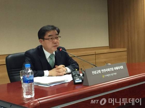 이헌 4·16세월호특별조사위원회 부위원장이 12일 오전 서울 중구 특조위 대회의실에서 사퇴의사를 밝히는 기자간단회를 하고 있다. / 사진 = 이재윤 기자