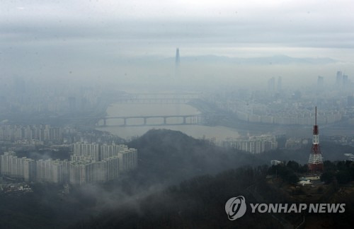 안개 낀 서울     (서울=연합뉴스) 윤동진 기자 = 13일 오전 서울 N서울타워에서 바라본 잠실일대가 안개에 휩싸여 있다.     mon@yna.co.kr