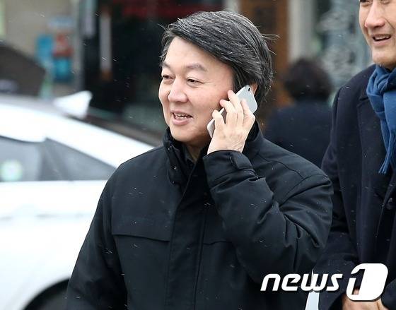 안철수 국민의당 공동대표가 14일 오후 서울 노원구 수락산디자인거리를 방문하며 휴대폰으로 통화를 하고 있다. 2016.2.14/뉴스1 © News1 박세연 기자