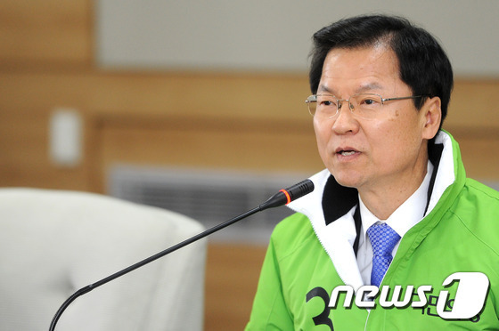 천정배 국민의당 공동대표가 14일 오후 광주시의회에서 열린 국민의당 국회의원 광주지역 출마예정자 간담회에서 모두발언을 하고 있다. 2016.2.14/뉴스1 © News1 황희규 기자