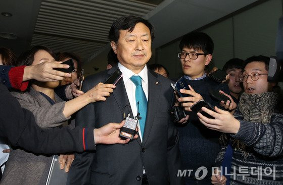 더불어민주당의 4선 중진인 신기남(서울 강서갑) 의원이 14일 오전 서울 여의도 국회 정론관에서 탈당 기자회견을 마친 뒤 자리를 이동하고 있다.신 의원은 최근 아들의 법학전문대학원(로스쿨)에 압력을 행사했다는 의혹에 휘말리며 더민주에서의 제20대 총선 출마가 사실상 불가능해졌던 바 있다. 신 의원은 기자회견을 통해 자신에 대한 당의 징계를 '정치적 음모'라고 비판했다. 2016.2.14/뉴스1  <저작권자 © 뉴스1코리아, 무단전재 및 재배포 금지>