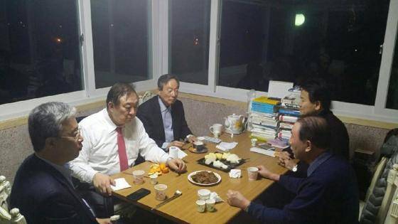 권노갑 전 상임고문 등은 13일 오후 전북 순창의 정동영 전 의원 자택을 방문해 정 전 의원의 국민의당 합류를 요청했다. 사진 상단부터 시계 반대방향으로 권노갑 전 상임고문, 정대철 전 고문, 유성엽 의원, 이훈평 전 의원, 정동영 전 의원. /사진=유성엽 의원 페이스북