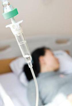 [헬스조선]수액을 만병통치약처럼 여기는 경우가 많은데, 특정 환자에게만 체력 회복 효과가 있으며 무분별하게 사용하면 오히려 부작용이 생길 수 있다./사진=헬스조선 DB